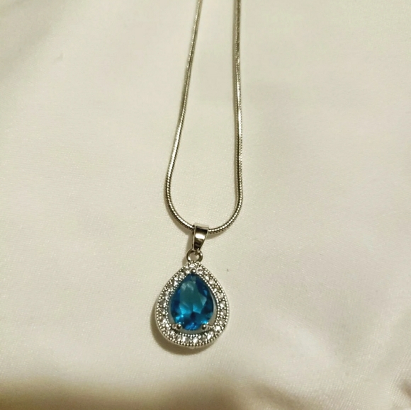 COPY - 10k white gold plated Austrian blue neckla… - Picture 4 of 4